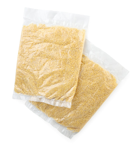 包装小米特写在一个白色的背景。孤立的图片下载