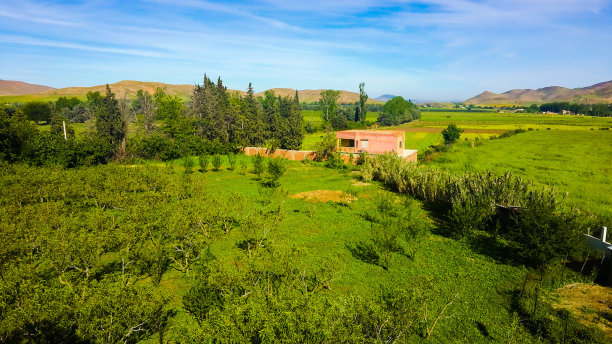 山谷以山脉为背景的山谷图片下载