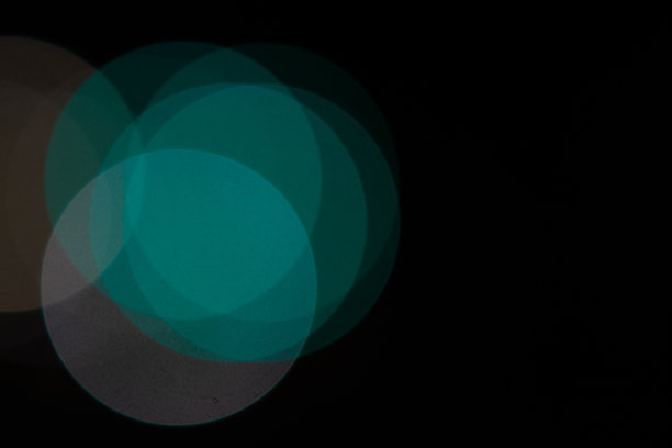 夜间的多色散景圈抽象背景图片下载