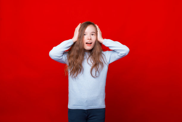 红色背景下惊讶的孩子的照片图片下载