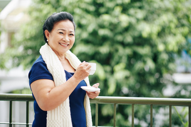 越南女人早上喝咖啡图片下载