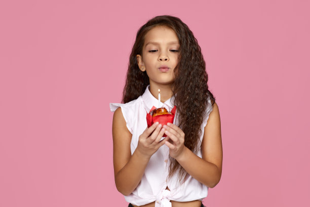 可爱的小女孩拿着蛋糕图片下载