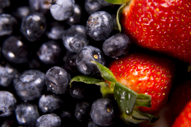 水果背景-新鲜多汁美味的草莓，蓝莓和葡萄。图片下载