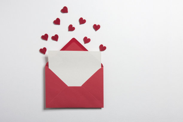 白色背景上的信封和红心。情人节的概念。图片下载