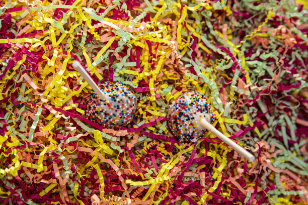 明亮的流行艺术棒棒糖流行蛋糕在五彩纸屑背景图片下载
