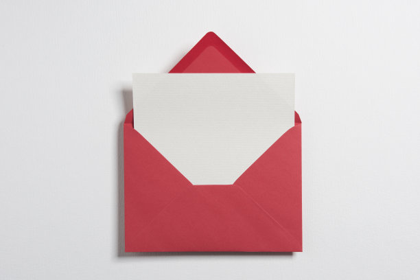 内含空白纸张的打开的红包图片下载