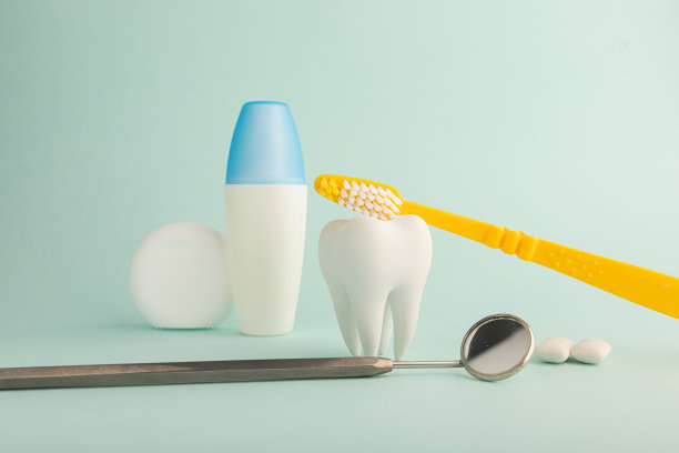 一套不同的牙科护理工具图片下载