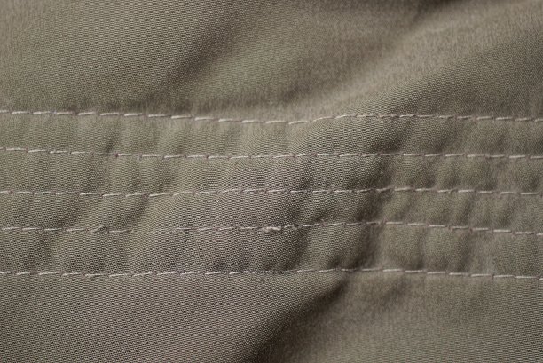 灰绿色的织物纹理，来自褶皱的衣服图片下载