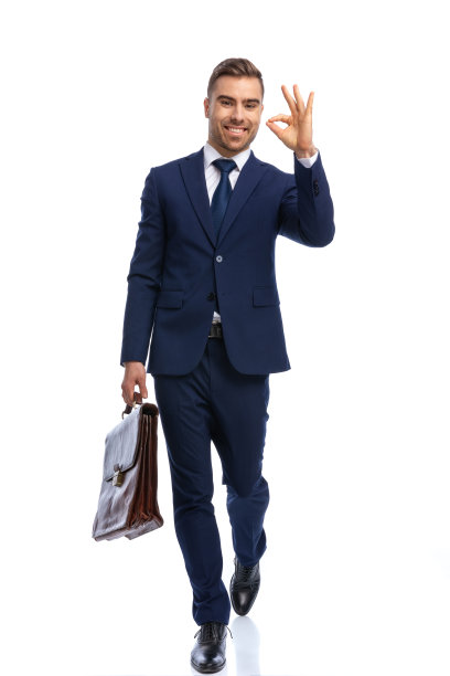 快乐优雅的男人拿着公文包，做着ok的手势图片下载