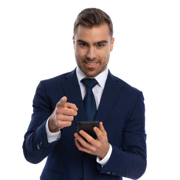 快乐的不刮胡子的男人拿着手机，指着手指图片下载