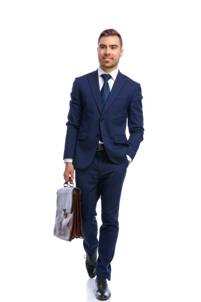 穿着海军蓝西装，蓄着胡须，手插在口袋里的英俊男子图片下载