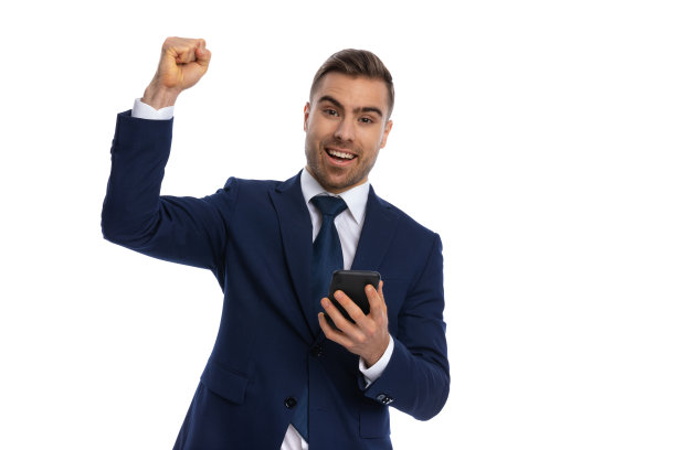 热情的商人举着拳头在空中庆祝图片下载