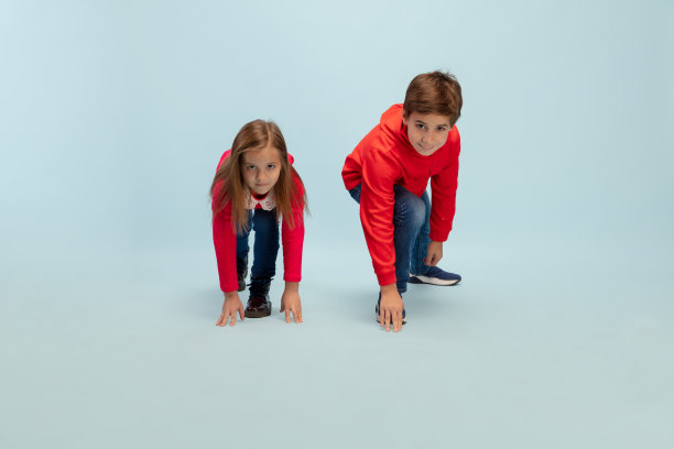 快乐的孩子隔离在蓝色的工作室背景。看起来开心，开朗，真诚。Copyspace。童年，教育，情感概念图片下载