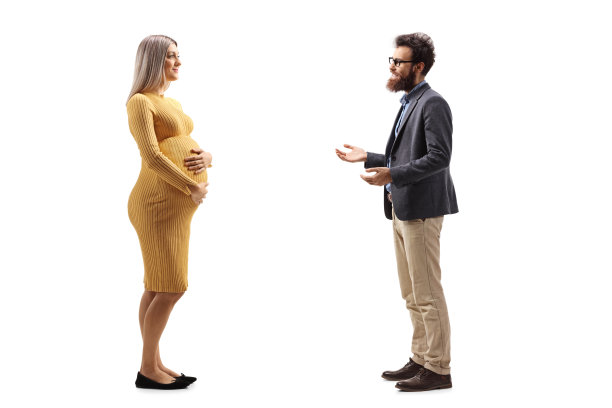孕妇和她的丈夫在谈话图片下载