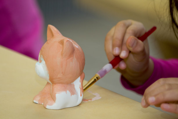 画陶瓷雕塑的孩子。图片下载