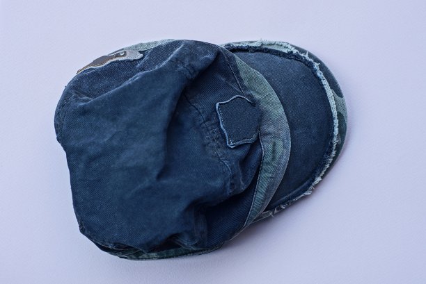 一顶黑色皱巴巴的布制帽子图片下载