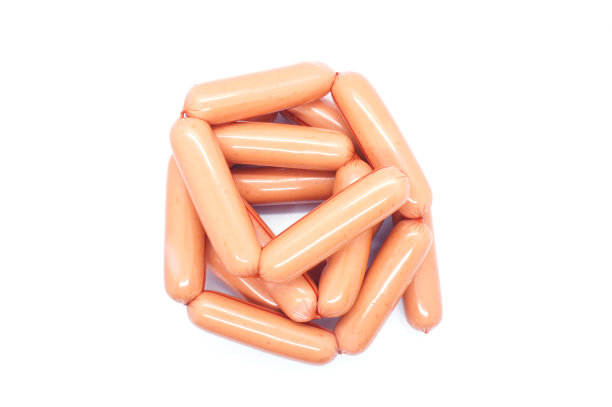 一堆孤立在白色背景上的香肠。人造肠衣里的长香肠。特写镜头。前视图。图片下载