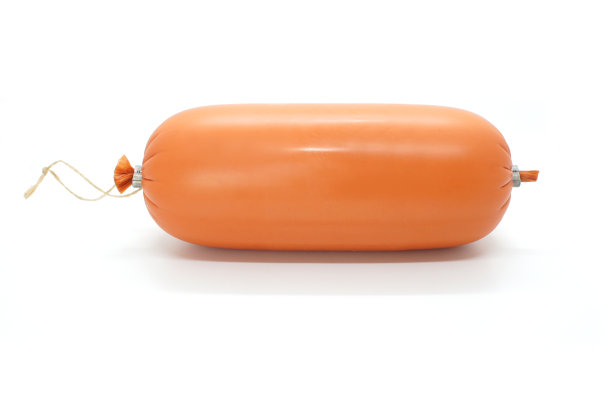 香肠，火腿或意大利腊肠包装隔离在白色背景。一个包。侧视图。图片下载