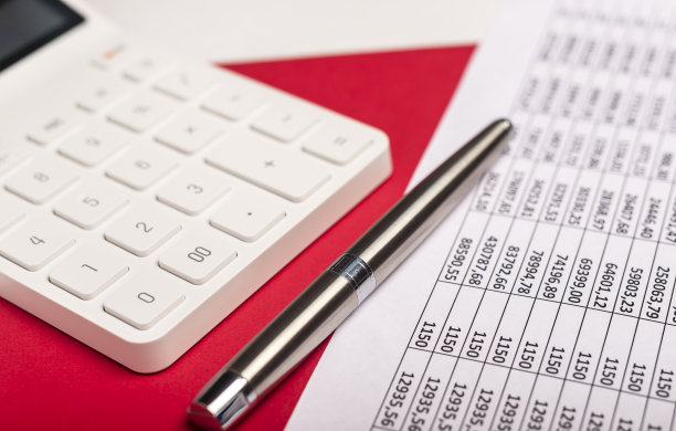 表格上有文档的计算器图片下载