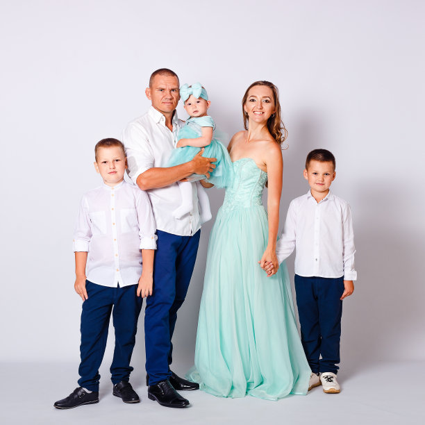 白色背景上美丽的五口之家。家庭照片。父母和三个孩子。图片下载