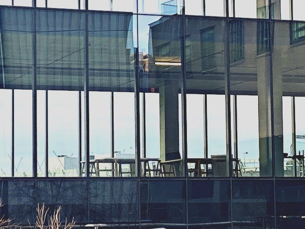 现代高楼内部的空设置图片下载