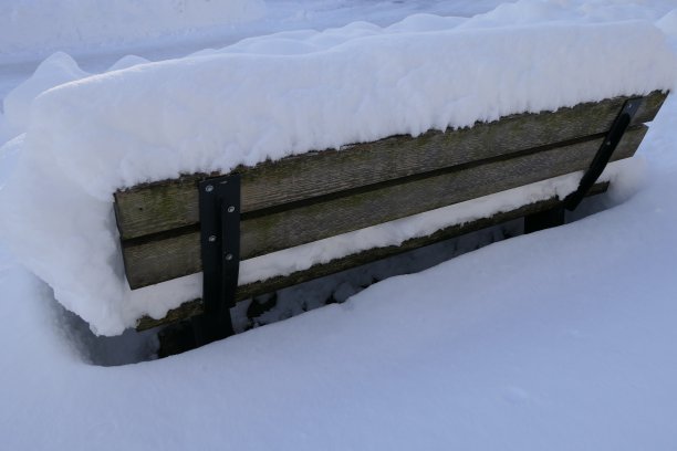 冬天的心情和公园里白雪覆盖的长椅图片下载