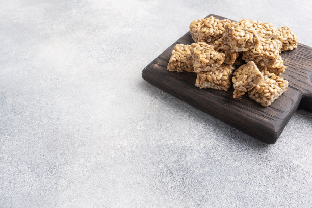 葵花籽在糖釉中，东方甜而脆。Kozinaks在木板上被撕成碎片，复制空间图片下载