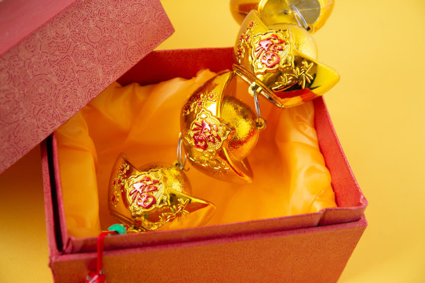 春节装饰用吉祥金条孤立在黄色上。春节假期。翻译文本出现在图像中:好运好运图片下载