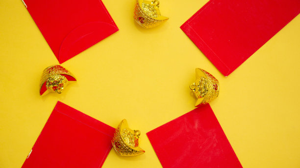 春节装饰用吉祥金条孤立在黄色上。春节假期。翻译文本出现在图像中:好运好运图片下载