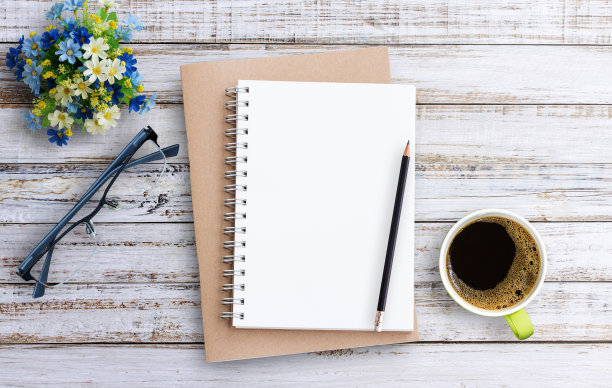 平铺木质办公桌与办公设备素材图片