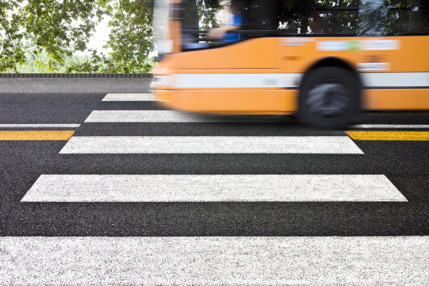 背景为巴士的黑白人行横道-注意:汽车轮廓已被修改，无法辨认图片下载
