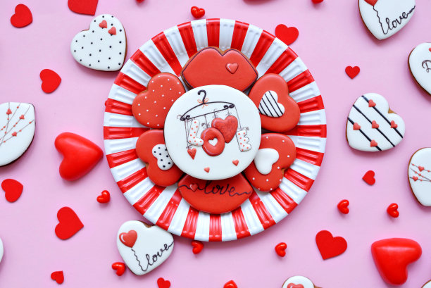 红白色的盘子上放着各种各样的心形姜饼。甜甜蜜蜜带着爱。情人节的礼物。情人节图片下载