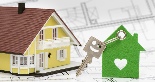 建筑平面图和房屋钥匙上的模型家图片下载