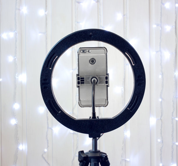 一个环形灯和一个智能手机。图片下载
