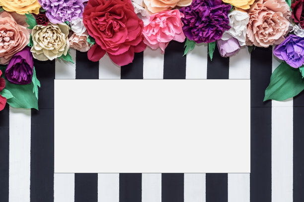 白色空模型的地方条纹贺卡与鲜花装饰。图片下载