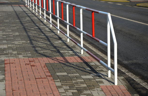 学校的金属安全道路栏杆。保护儿童不撞到车道上的车辆。它将防止伤害和致命的事故，由于疏忽的推手和儿童的游戏。图片下载
