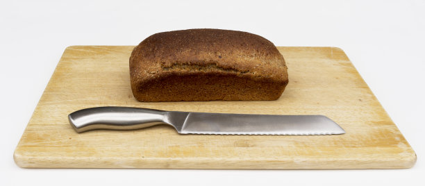 家庭烤全麦面包，板和刀隔离图片下载