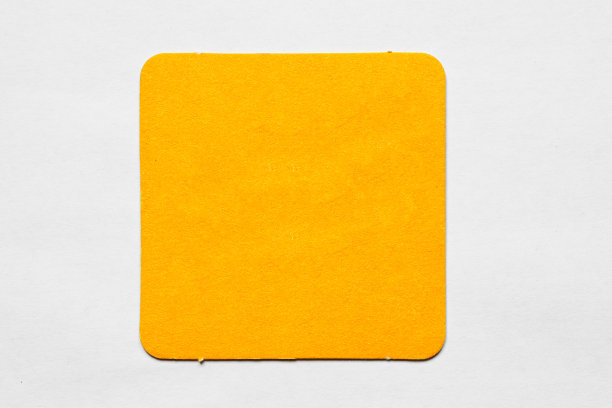 旧的用杯垫或瓶子垫。对于啤酒或其他饮料，隔离。添加您自己的设计，信息或标志。图片下载