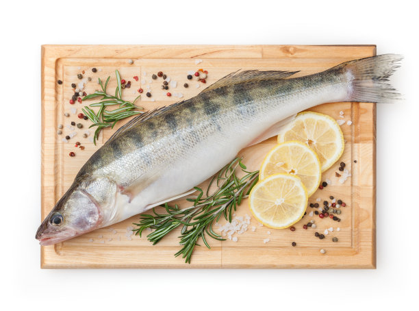 新鲜生梭鱼与柠檬，迷迭香和香料在木板孤立的白色背景与修剪路径图片下载