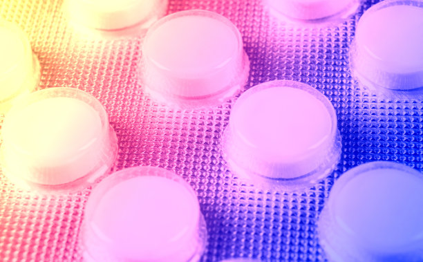 吸塑包装中药片的宏观丸堆。银铝箔吸塑包装。制药行业。药店的产品。药丸和药关了。卫生保健。片的背景图片下载