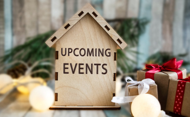 装饰玩具屋与铭文即将来临的事件背景的节日装饰。节日的概念。图片下载