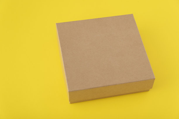 黄色背景上的方形纸箱。副本的空间。模拟。图片下载