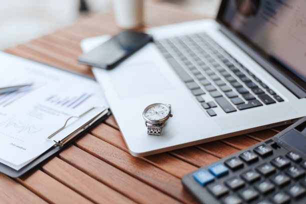 一个手表，笔记本电脑和计算器的图像在一个咖啡馆的桌子上图片下载