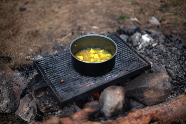 土豆炖一锅露营火汤，犀利聚焦美味大餐，van生活，潮人度假概念图片下载