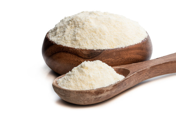 全脂奶粉在木勺上隔离白色图片下载