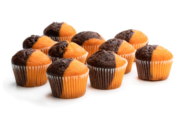 新鲜南瓜和巧克力小松饼分离在白色图片下载