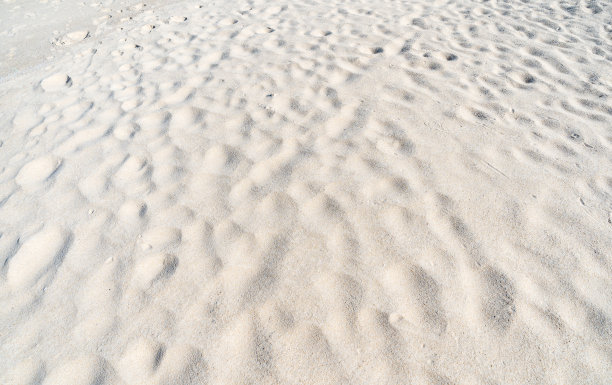 沙滩的自然纹理与沙滩上的波浪曲线在阳光明媚的日子图片为自然旅行背景夏季设计概念图片下载