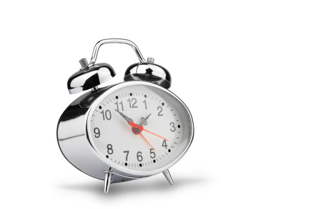 带有秒针的银色金属闹钟，孤立在带有阴影的白色背景上图片下载