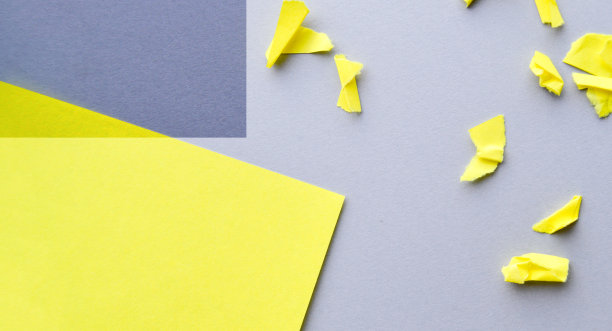 黄灰色背景与碎纸和几何形状，商业概念创意图片下载