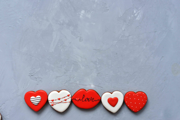 情人节自制饼干在终极灰色背景，俯视图。空间的文本。美味又甜，上面覆盖着美丽的图案姜饼。图片下载